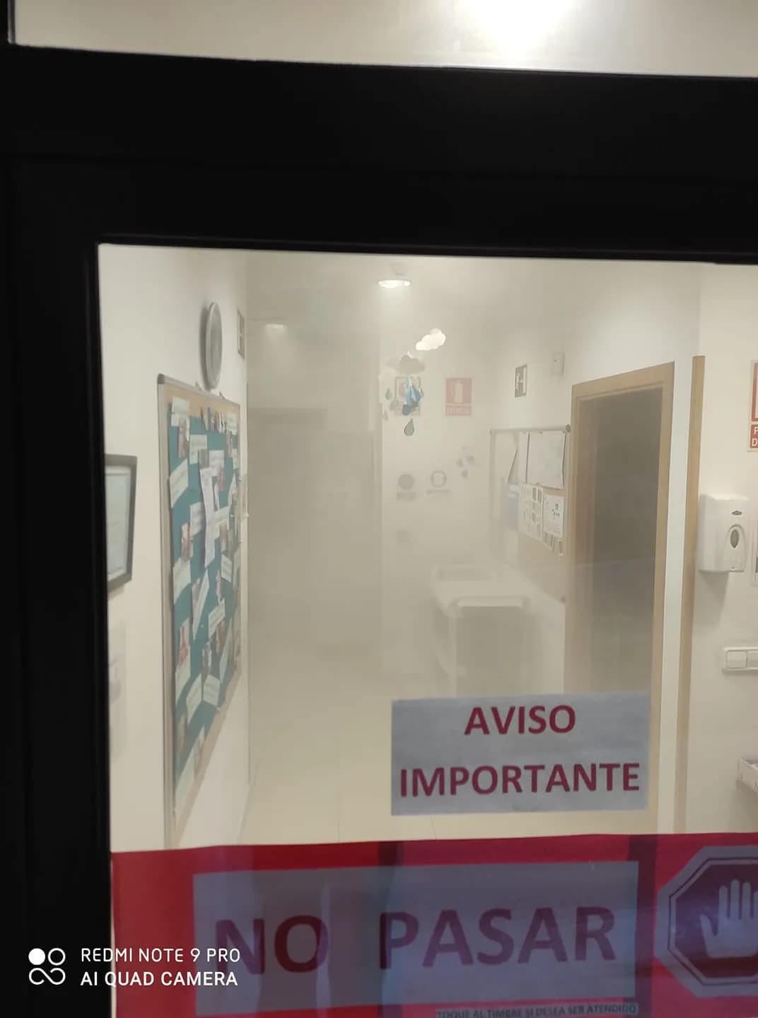 Cartel de aviso de no pasar durante un tratamiento de desinfección