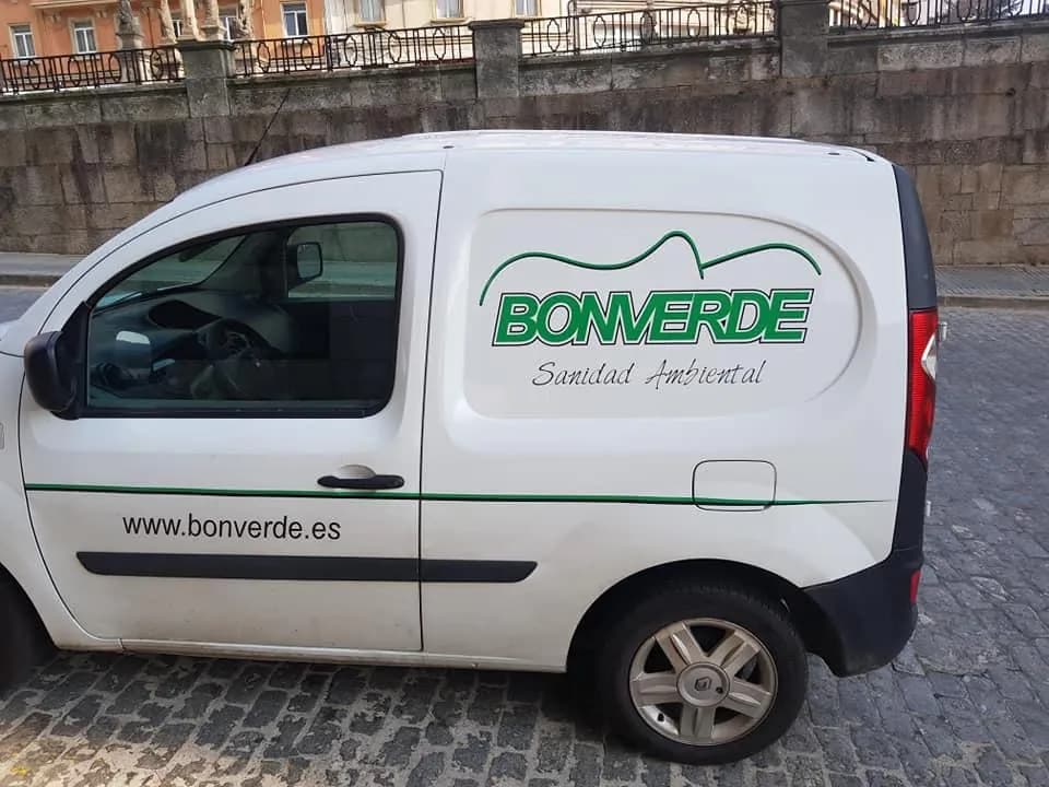 Lateral de la furgoneta de Bonverde Sanidad Ambiental
