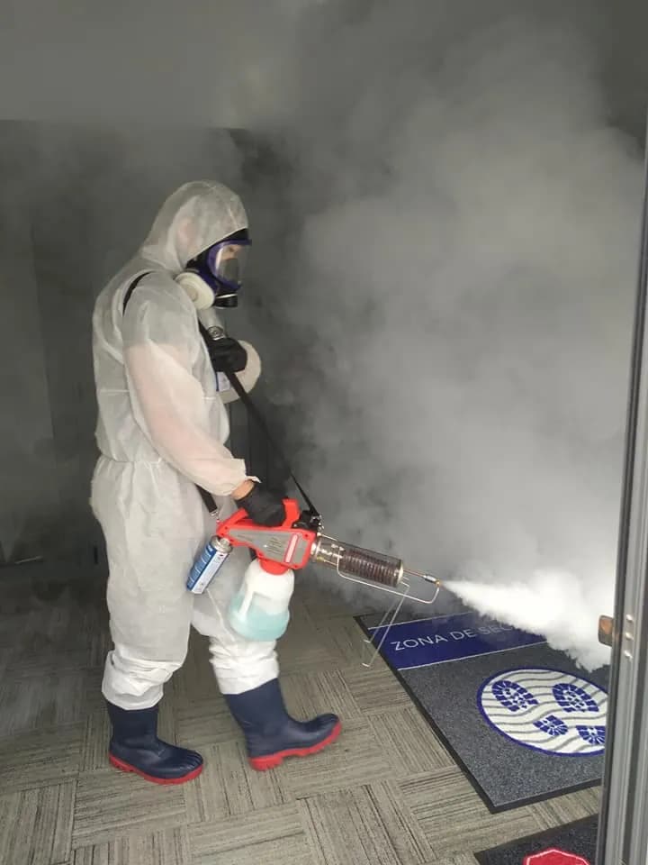 Técnico de Bonverde con equipo de protección aplicando un tratamiento de desinfección